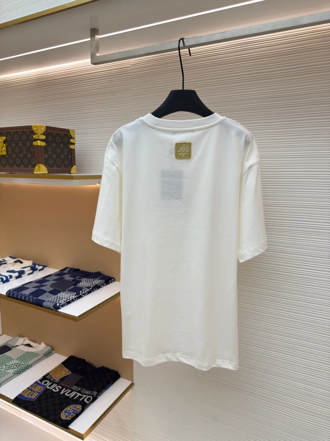 LOUIS VUITTON 拉菲草字母刺绣短袖 ●正品：10399购入开发 ●货号：1680198-A10 ●面料：平织优质棉 ●工艺：双纱拉架螺纹  ●版型：合身版型 ●克重：约285克 ●尺码：XS-S-M-L ●描述：巧妙运用拉菲草般的标志性元素，为经典廓形增添一抹手工气息。 Decorated with Louis Vuitton embroidery on the chest and Marque 1.Vuitton Dé 💰osée label on the back. The overall wiring is straight and delicate, the fabric is comfortable and soft, and the color is consistent without color difference. It can be matched with the same style to create a fashionable look and control various occasions. Customized accessories, complete with three standards, same style for men and women!